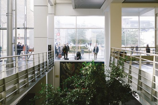 étudiants devant université à Lyon