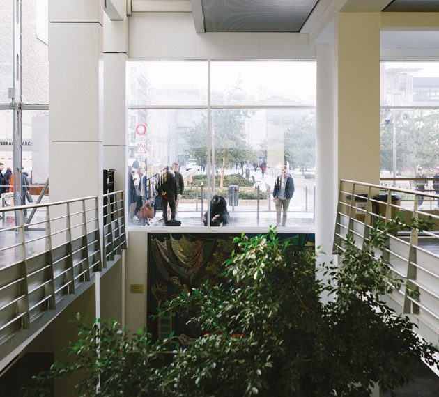 étudiants devant université à Lyon