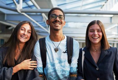 trois étudiants qui rient