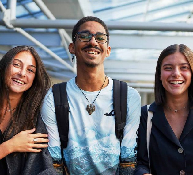 trois étudiants qui rient