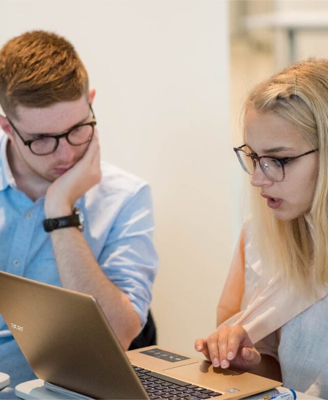 Étudiants devant un ordinateur