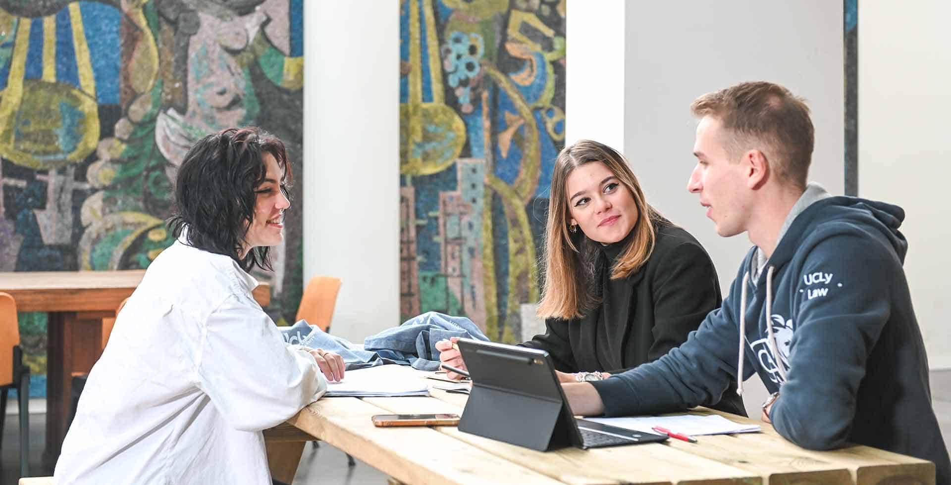 étudiants sur une table travaillant et discutant