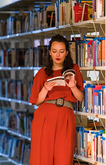 Bibliothécaire en train de lire un livre