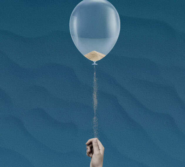 ballon tenu par une main