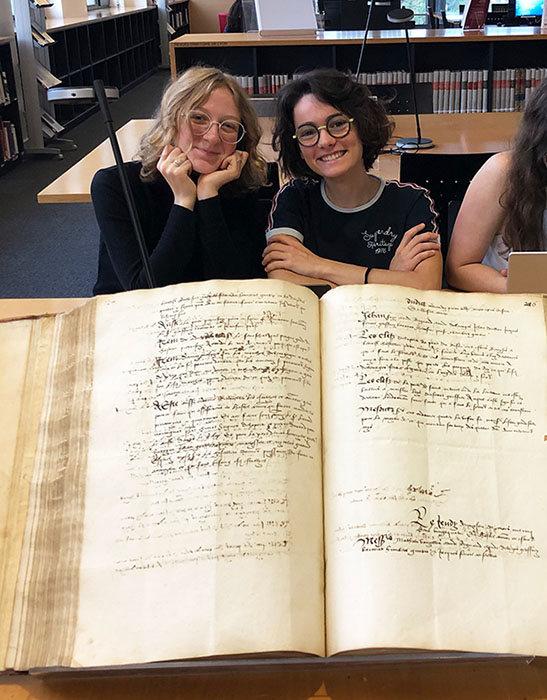 Étudiantes en Licence d'Histoire devant un manuscrit des Archives de Lyon