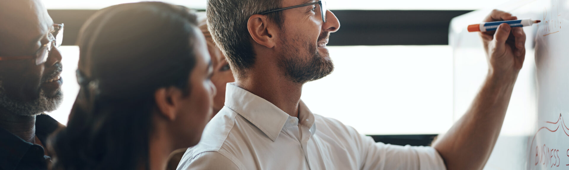 Personnes managers en réunion