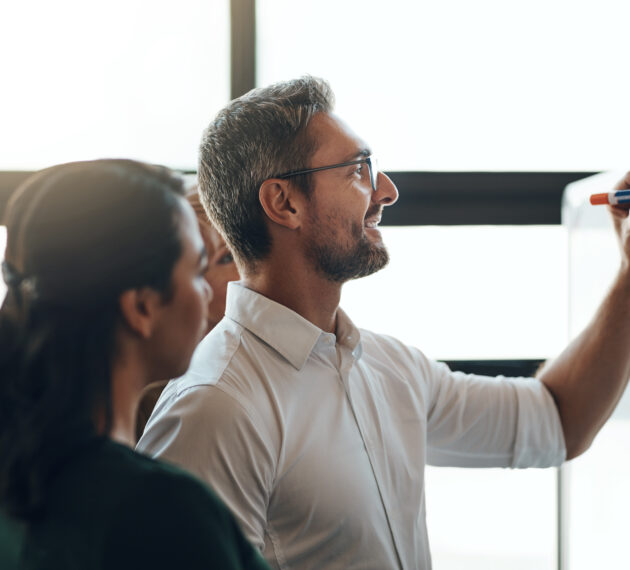 Personnes managers en réunion