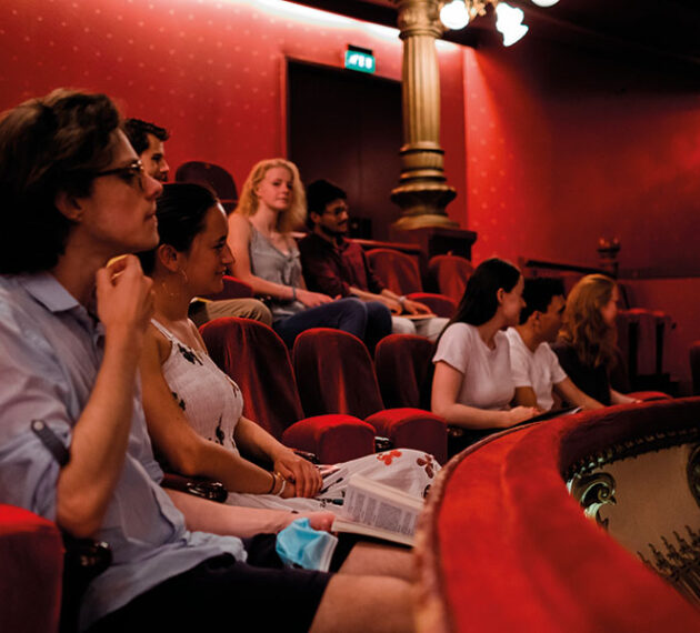 Etudiants en Lettres modernes assistant à un spectacle