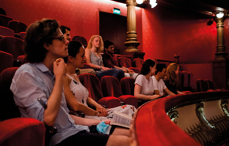 Etudiants en Lettres modernes assistant à un spectacle