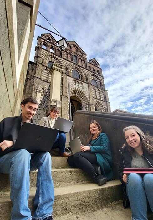 Cours hors les murs sur le parvis de la Cathédrale du Puy-en-Velay