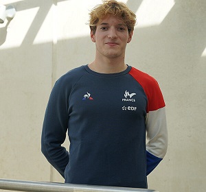 Photo plan rapproché de Quentin Vieira, étudiant en L2 d'Histoire à l'UCLy et nageur paralympique.
