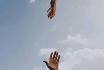 mains tendues dans le ciel - IPER journée thématique MISSION - Copie