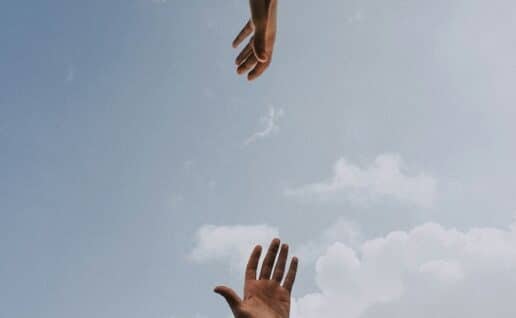 mains tendues dans le ciel - IPER journée thématique MISSION - Copie