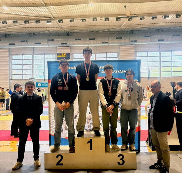 Alessio, étudiant en L1 Histoire à l'UCLy remporte une médaille de bronze en Escrime