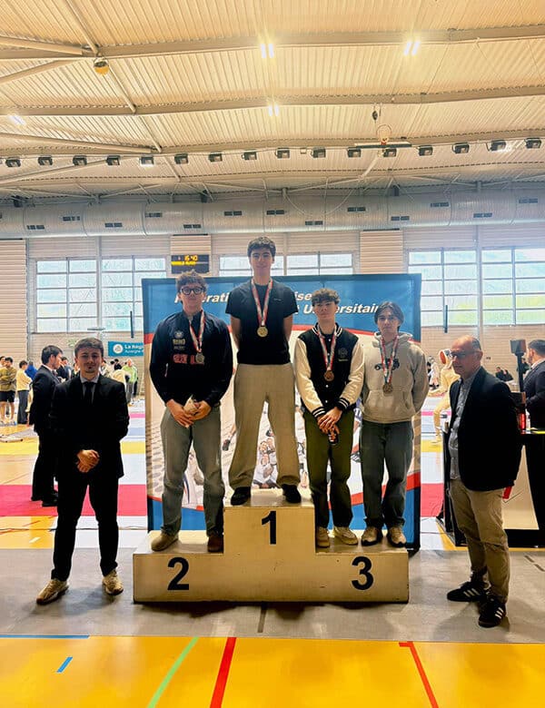 Alessio, étudiant en L1 Histoire à l'UCLy remporte une médaille de bronze en Escrime