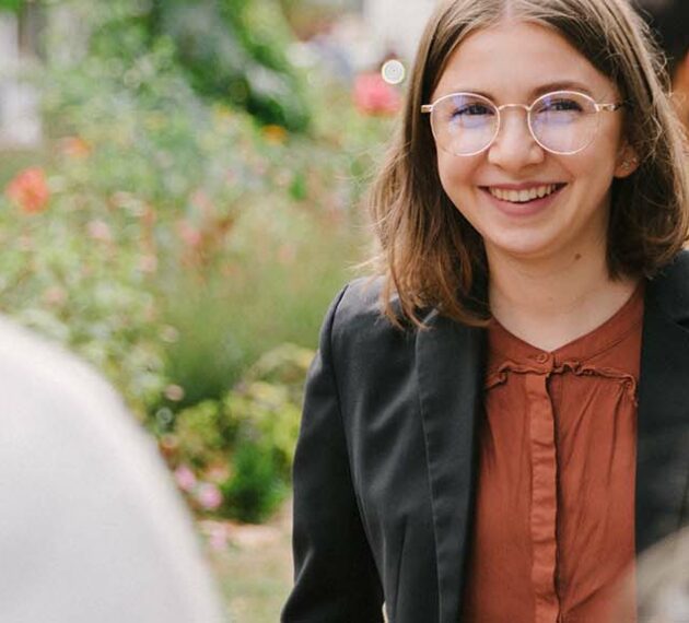 header - étudiante souriant en extérieur